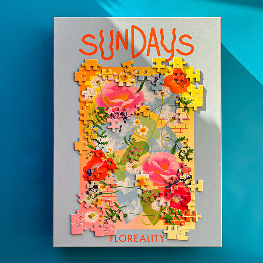 Eine Sundays Floreality Puzzle Box mit verschiedenen Teilen darauf